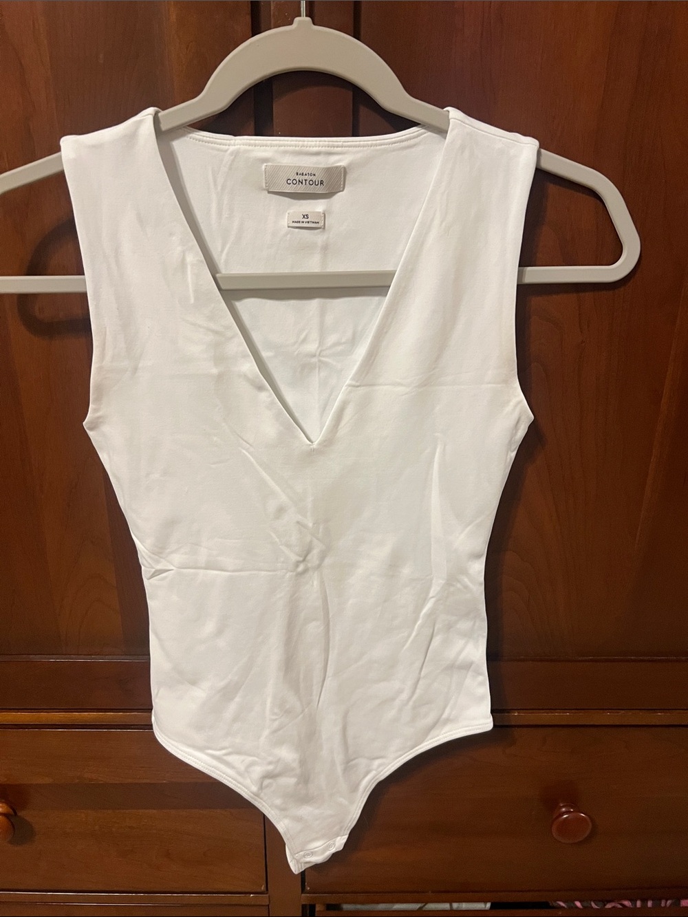 Aritzia/ Babaton Contour White V-Neck Sleeveless Bodysuit
